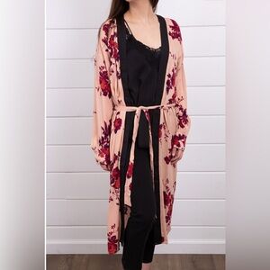 NWT Mystree Floral Tie Waist Kimono with Black Trim
